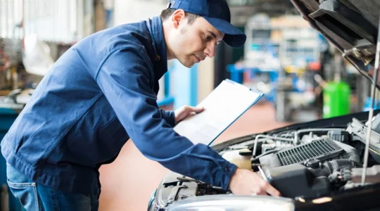 Démontage de batterie de voiture électrique pour recyclage