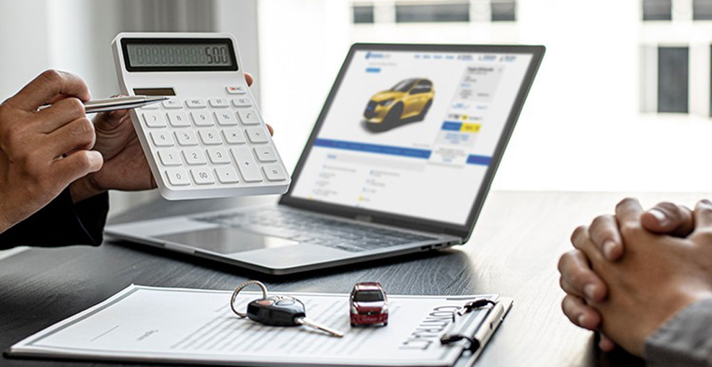 Mains féminines utilisant une calculatrice sur bureau bois clair, documents de financement automobile et clés Peugeot visibles